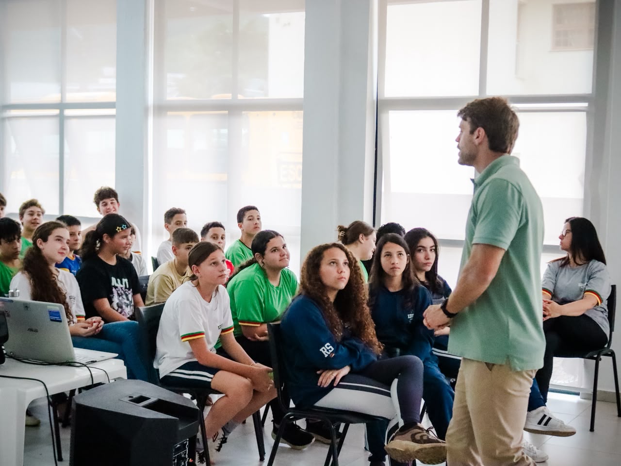 Instrutor apresenta atividade sobre empreendedorismo e desenvolvimento para grupo de estudantes durante programação do Desenvolve Muçum.