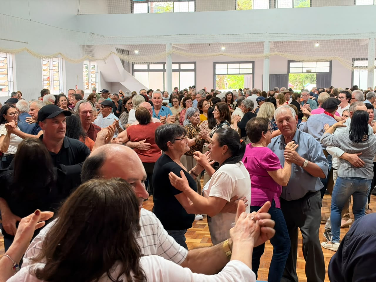 Participantes dançam durante o Baile Regional da Terceira Idade realizado no Salão Paroquial de Relvado.