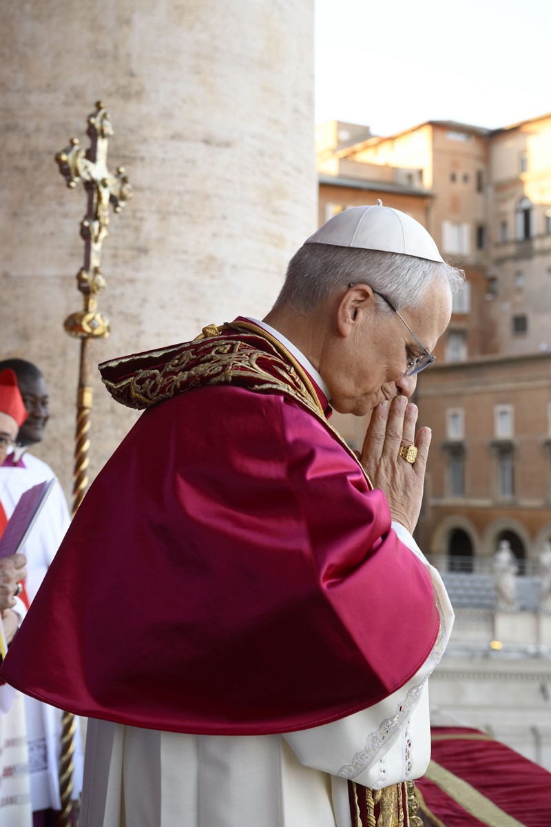 Pontífice reza durante cerimônia no Vaticano, semanas após cirurgia no pulmão.