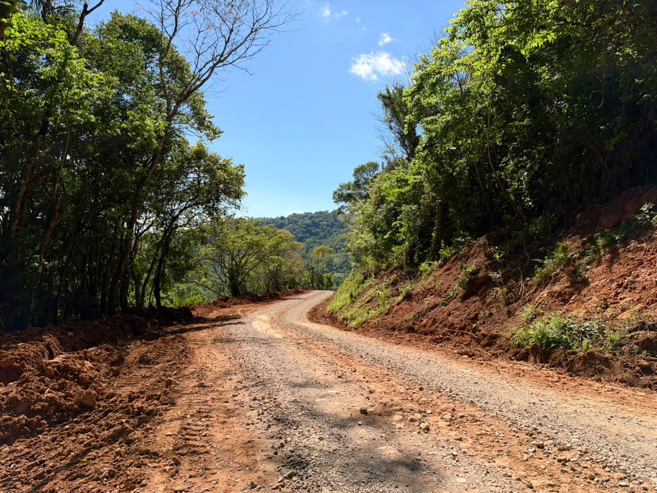 Estrada da Linha Gruta apresenta leito recuperado após obras de manutenção em Relvado.