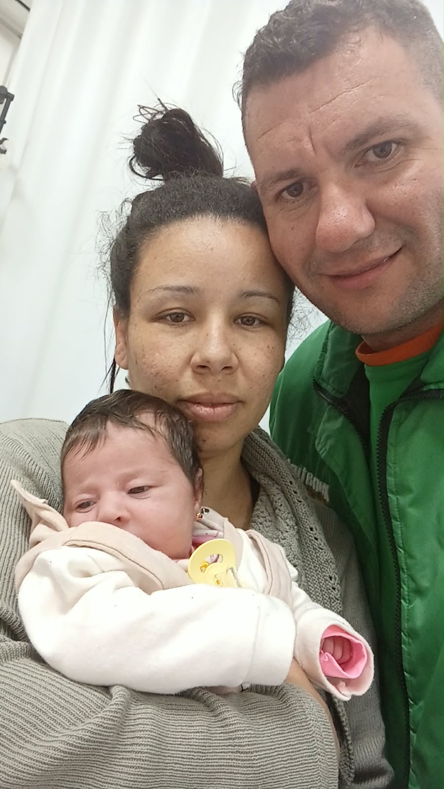 Casal segura bebê de 18 dias após engasgamento socorrido pela Brigada Militar em Taquari.