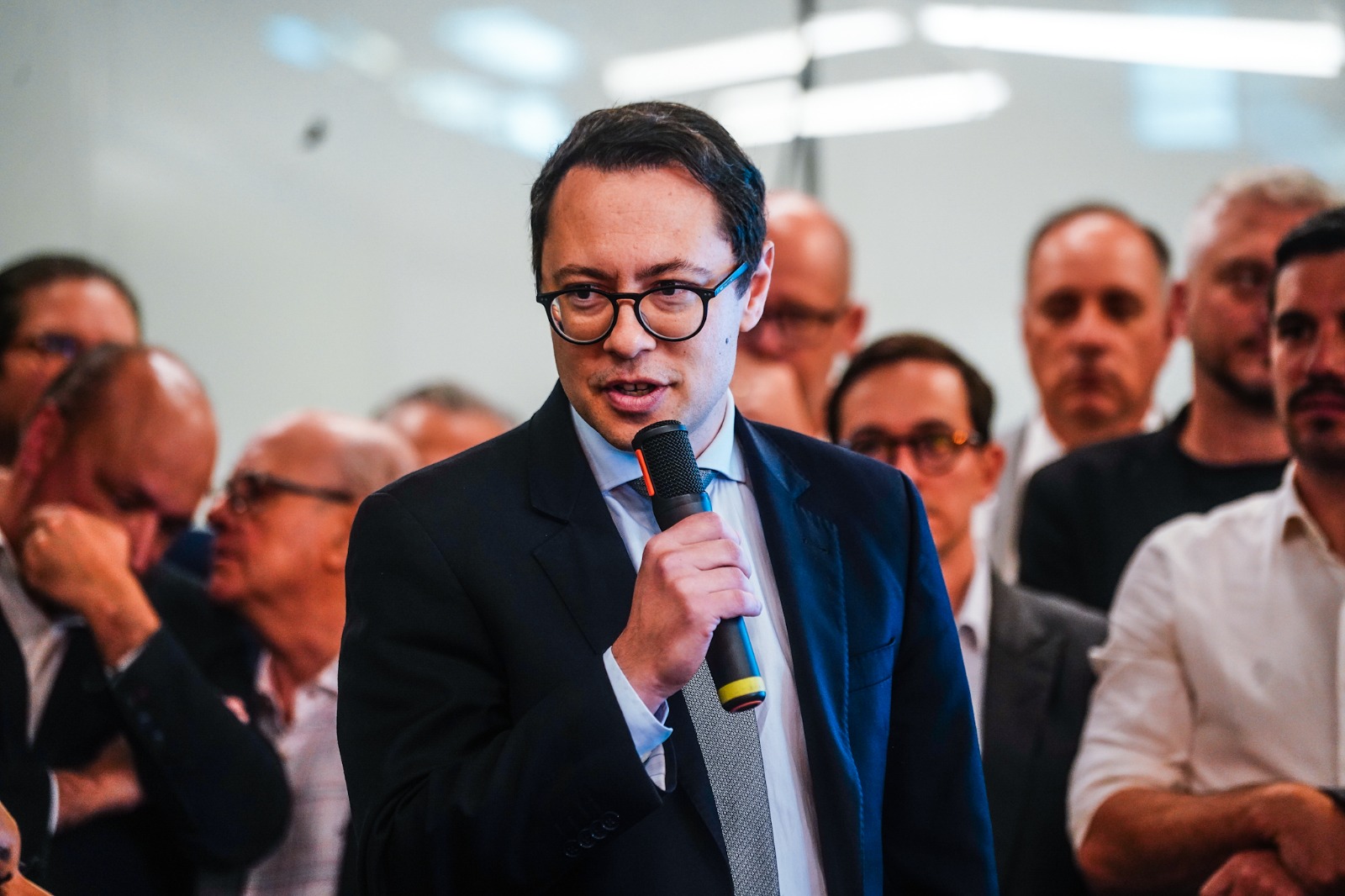 Leandro Sonne fala durante anúncio de sua nomeação como secretário da Casa Civil, cercado por autoridades em evento fechado.
