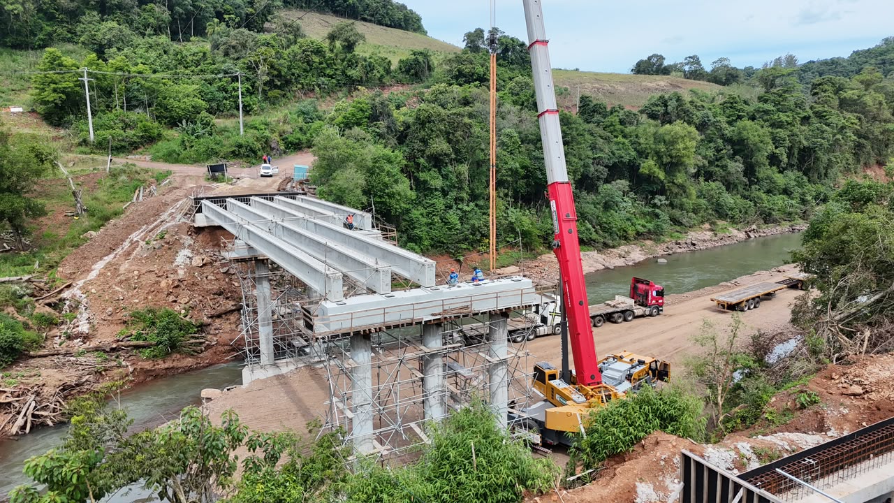 Guindaste posiciona estrutura metálica na construção da ponte sobre o Arroio Jacaré, entre Relvado e Encantado.