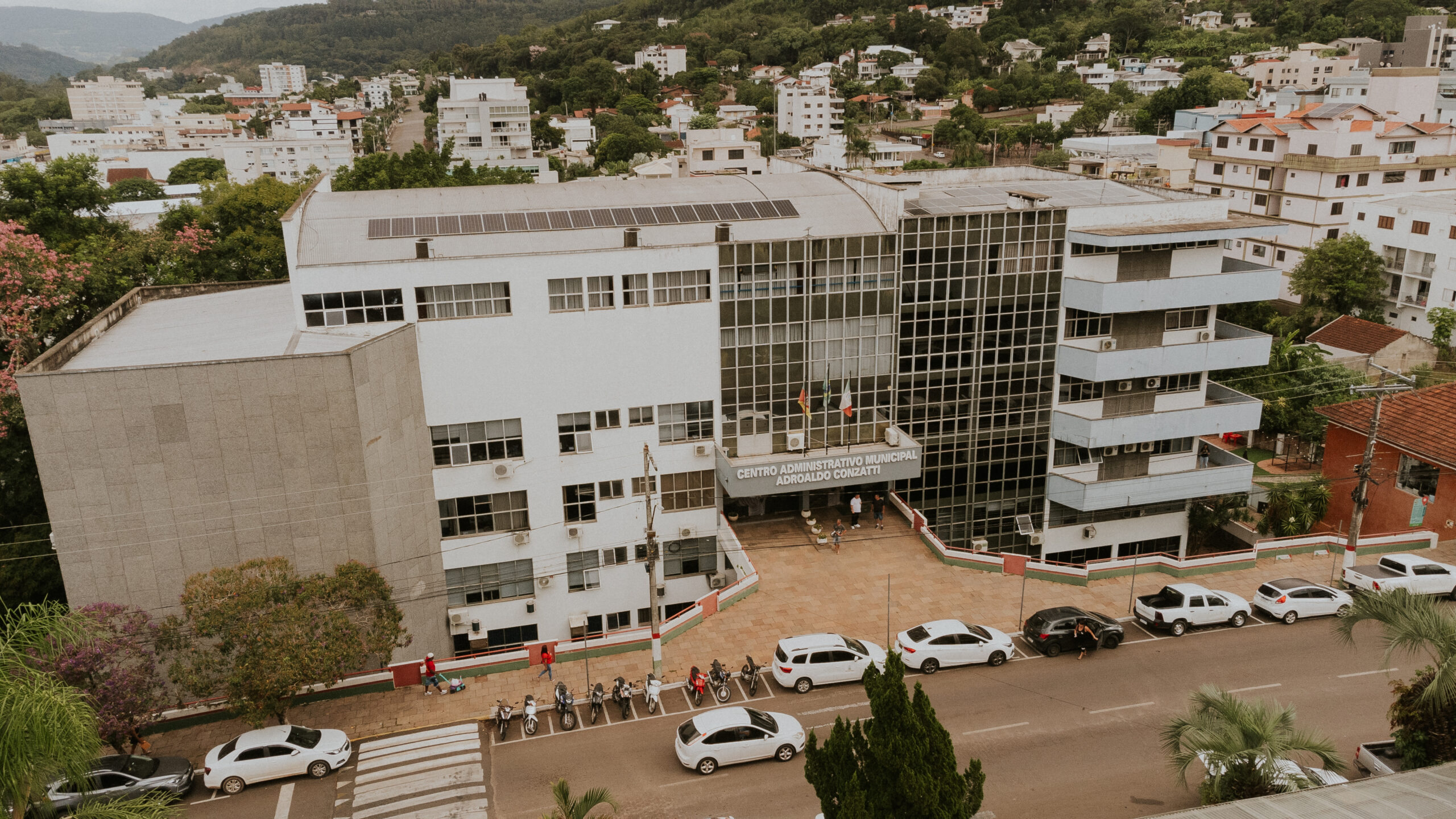 Prédio da Prefeitura de Encantado, onde funcionam os serviços administrativos municipais que terão alterações no atendimento.