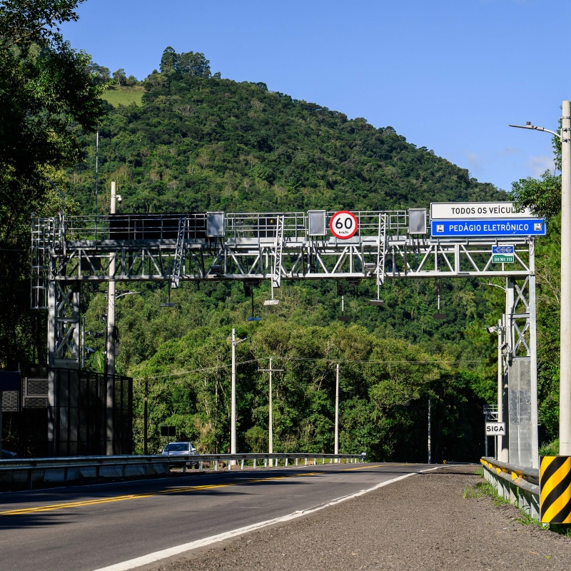 Pórtico de pedágio eletrônico em rodovia do Rio Grande do Sul onde motoristas podem solicitar reembolso de multas do sistema Free Flow.
