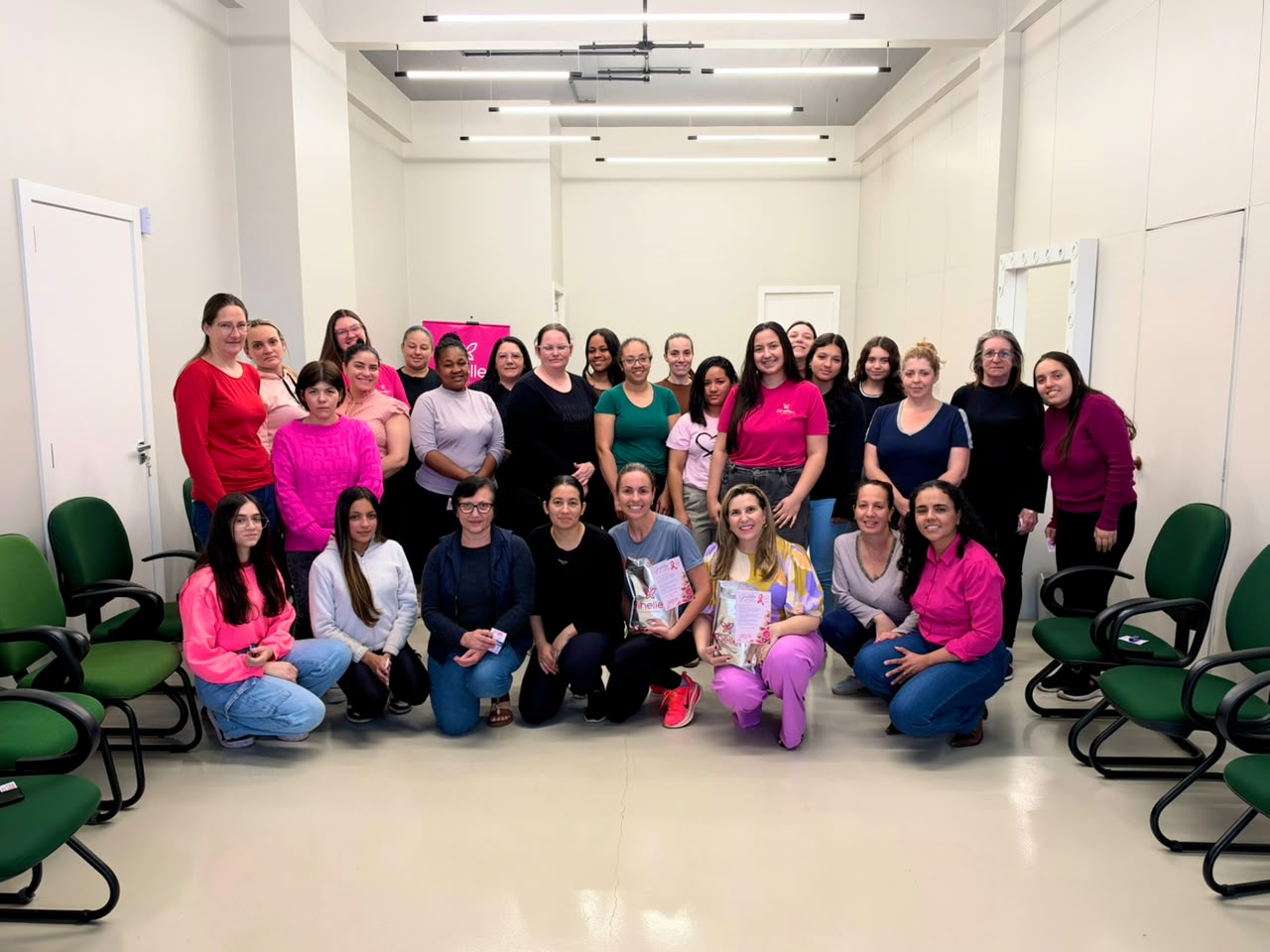 Colaboradores da Di Hellen Cosméticos recebem orientações sobre prevenção do câncer de mama durante atividade do Outubro Rosa.