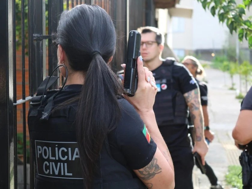 Policial civil realiza busca e apreensão durante a Operação Mulher Segura no Rio Grande do Sul.