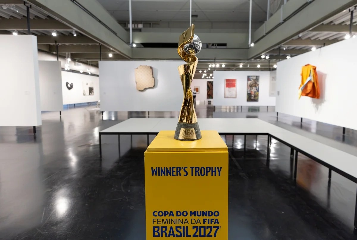 Troféu da Copa do Mundo Feminina da Fifa 2027 é exibido em museu durante apresentação do torneio que será realizado no Brasil.