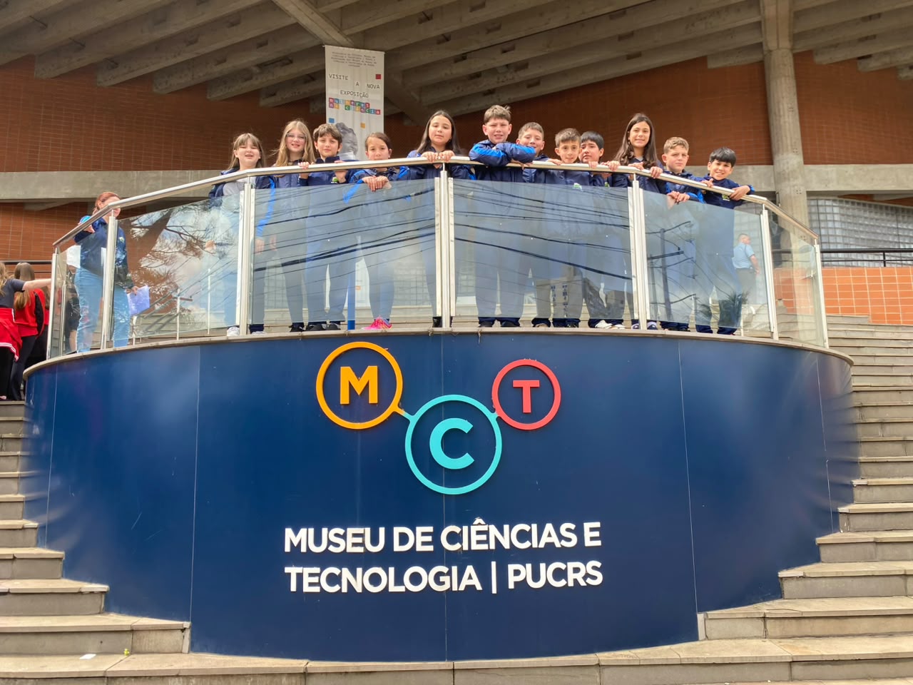 Alunos do 4º ano da EMEF Santo Antônio posam na varanda do Museu de Ciências e Tecnologia da PUCRS em Porto Alegre.
