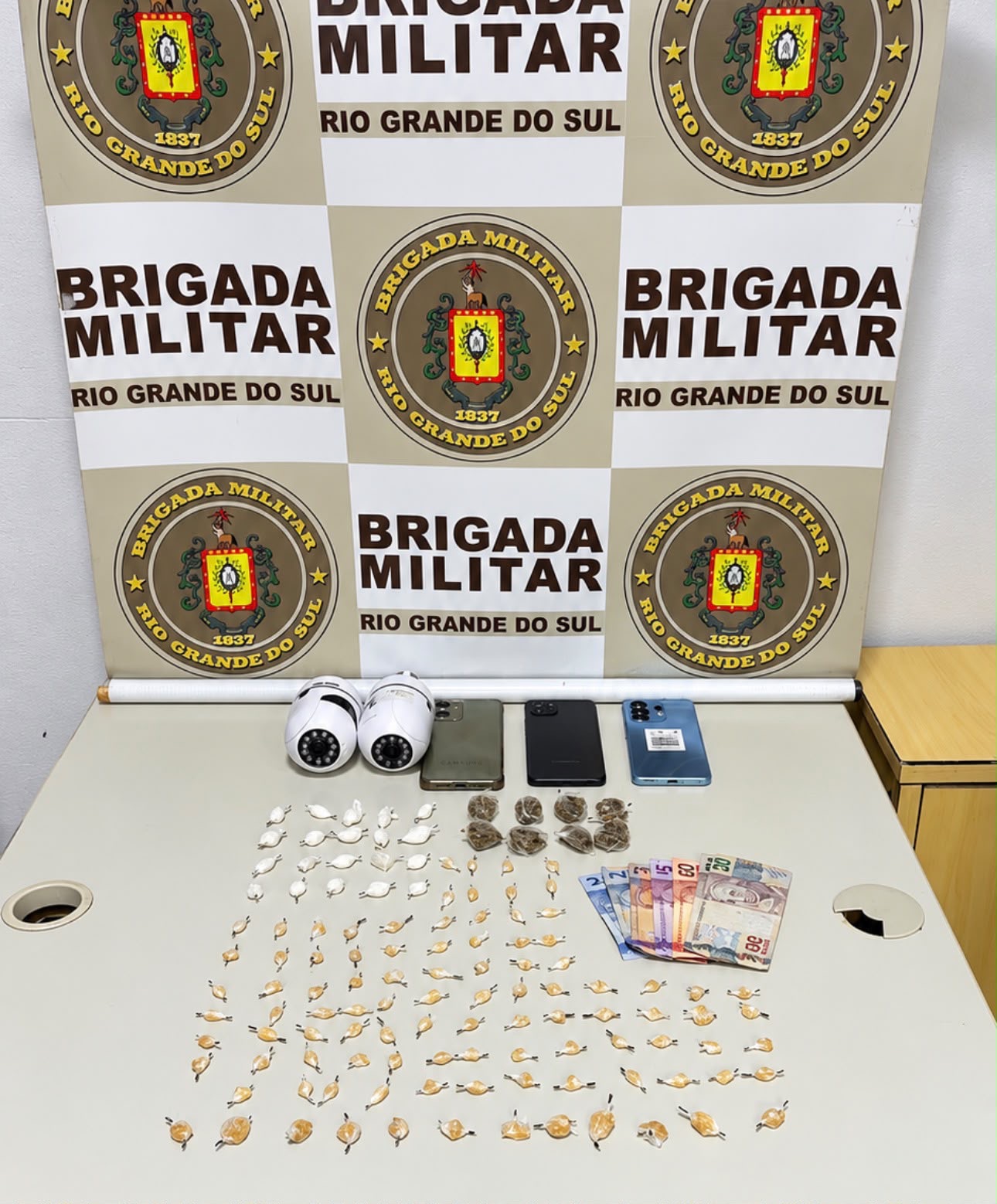Brigada Militar apreende 126 porções de drogas, celulares, dinheiro e câmeras durante operação em Encantado.