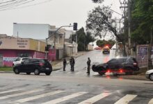 Policiais militares fazem operação em rua de Curitiba após invasão de creche no bairro São Braz.