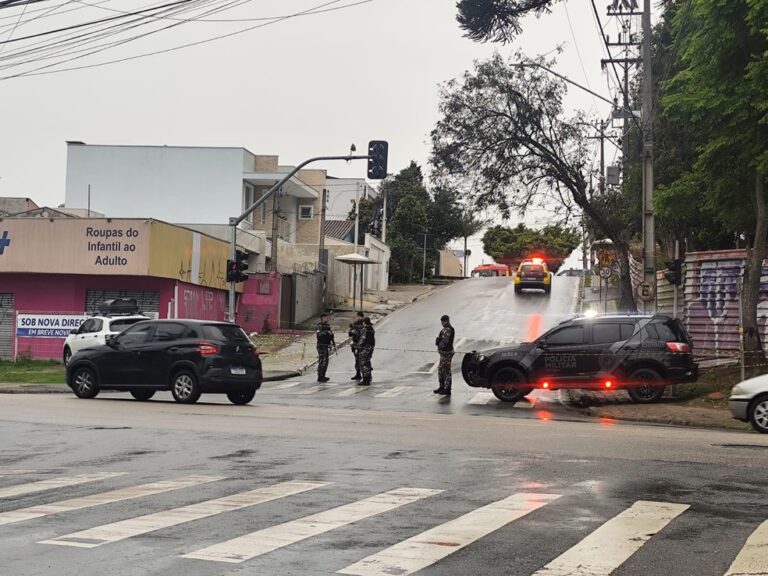 Homem invade creche em Curitiba, faz 13 crianças reféns e é morto pela polícia