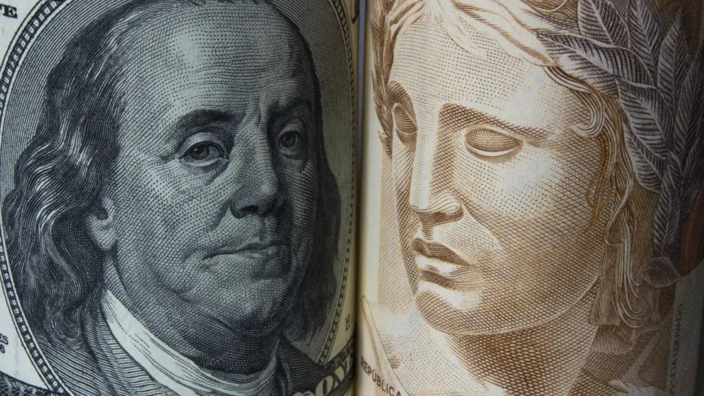 Dólar cai abaixo de R$ 5 e Ibovespa bate recorde histórico — https://valor.globo.com/financas/noticia/2026/04/13/dolar-vai-abaixo-de-r-5-e-ibovespa-passa-a-subir-apos-falas-de-trump-e-indicativo-de-que-um-acordo-permanece-na-mesa.ghtml
