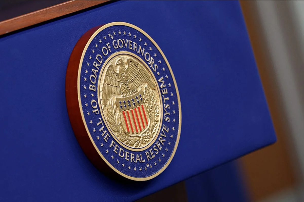 Brasão do Federal Reserve, banco central dos Estados Unidos, exibido em painel durante reunião de política monetária.