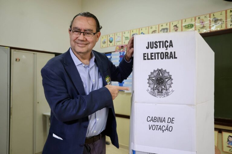 Augusto Cury fecha apoio a Flávio Bolsonaro na disputa presidencial