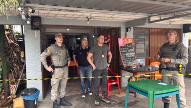 Policiais militares isolam a cena do crime no bar Shopping de Ideias, onde um homem de 69 anos foi encontrado morto em Estrela.