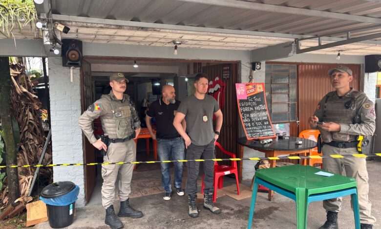 Policiais militares isolam a cena do crime no bar Shopping de Ideias, onde um homem de 69 anos foi encontrado morto em Estrela.