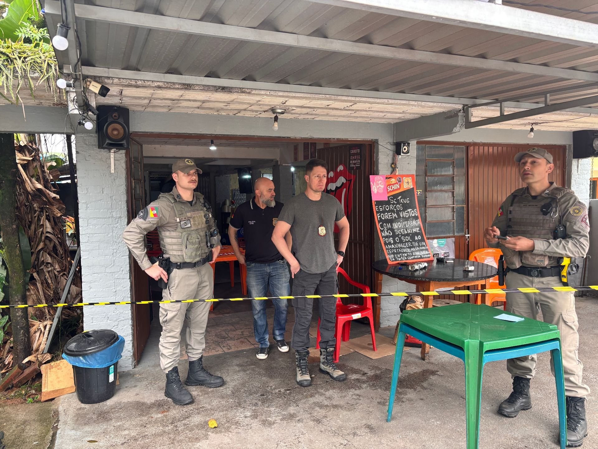 Policiais militares isolam a cena do crime no bar Shopping de Ideias, onde um homem de 69 anos foi encontrado morto em Estrela.