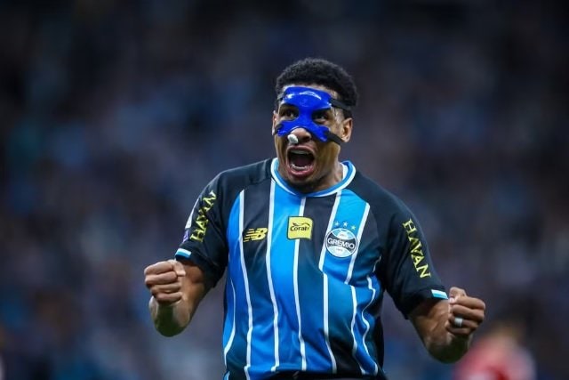 Jogador do Grêmio usa máscara de proteção no rosto durante partida do Campeonato Brasileiro.