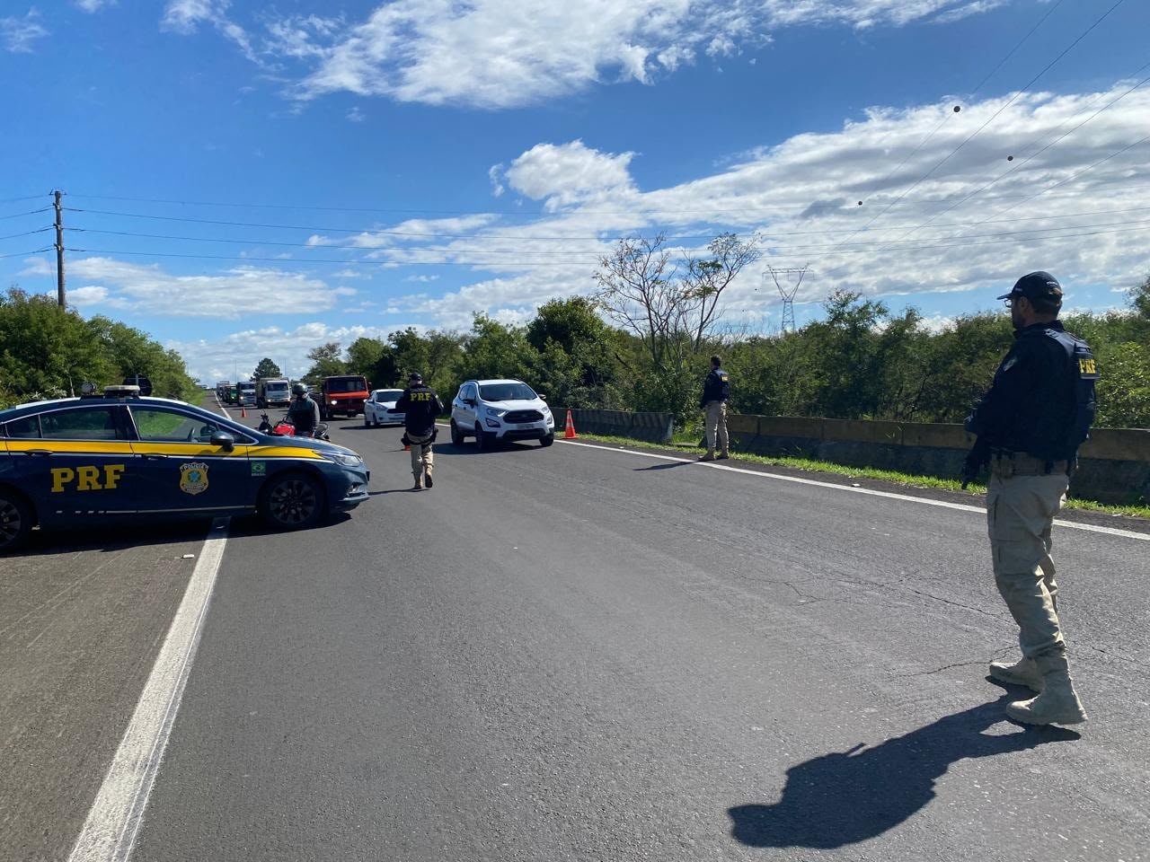 Agentes da Polícia Rodoviária Federal fiscalizam trânsito na BR-386 durante operação de segurança.