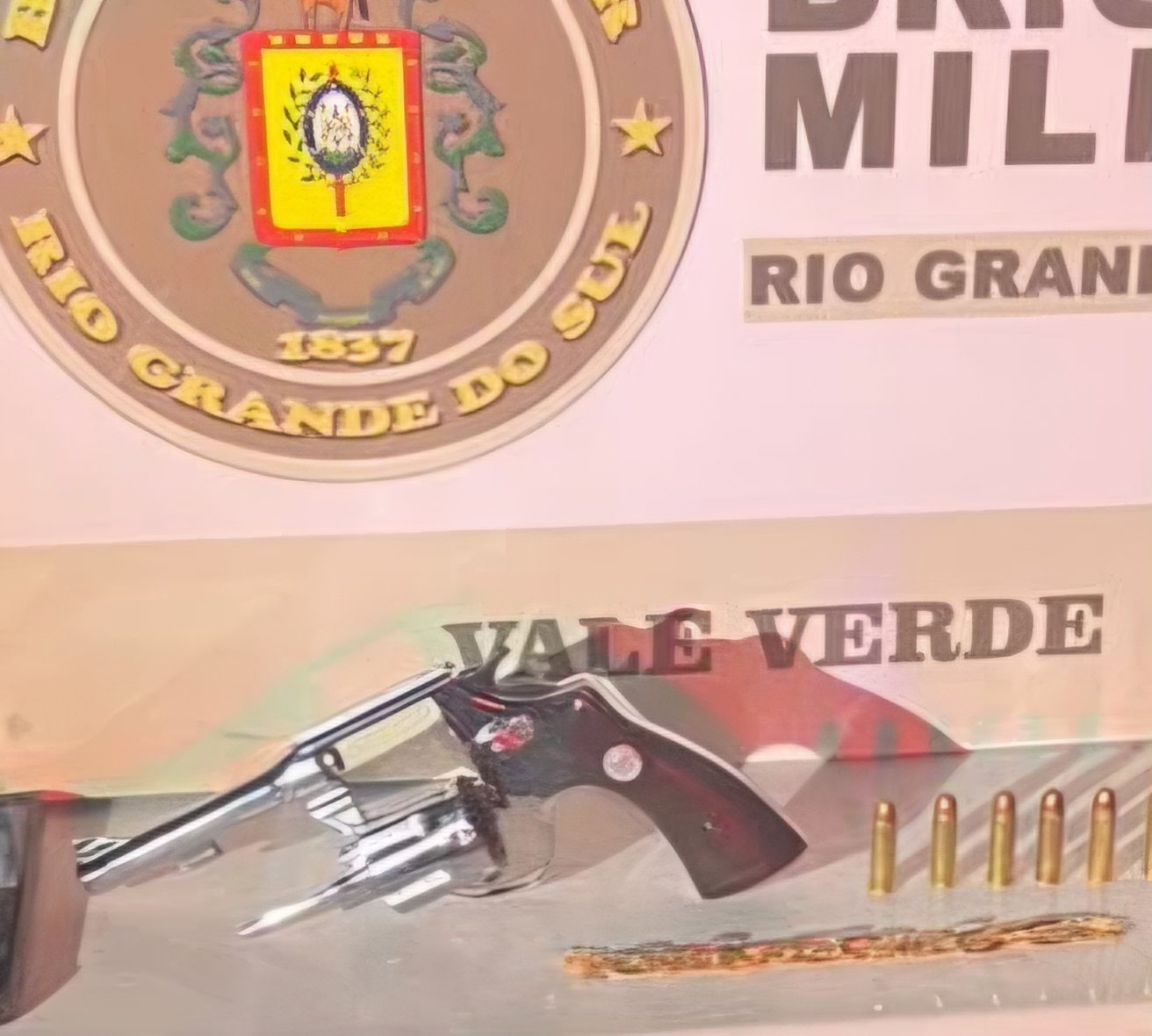 Revólver calibre 38 e munições apreendidas pela Brigada Militar durante abordagem em Vale Verde.