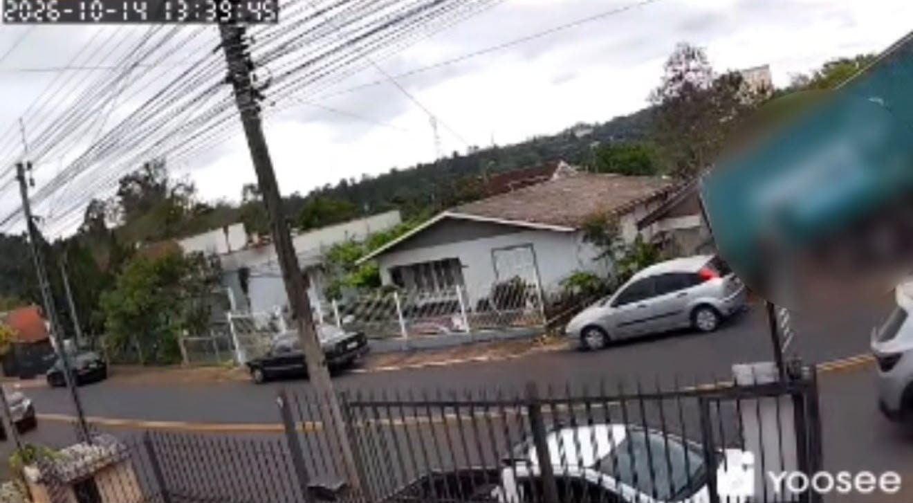Residência no bairro São José, em Estrela, após ser atingida por caminhão que perdeu o controle em curva.