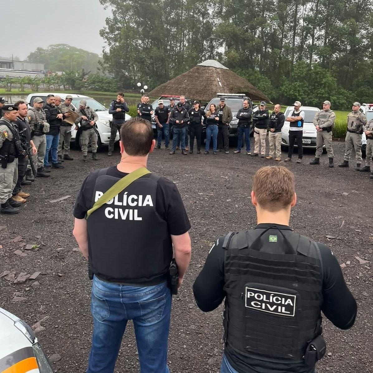 Policiais civis e militares se reúnem para briefing durante operação de cumprimento de mandados em Venâncio Aires.