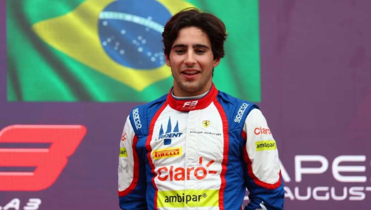 Piloto brasileiro Rafa Câmara posa com uniforme da Haas durante anúncio de sua contratação para a Fórmula 1.