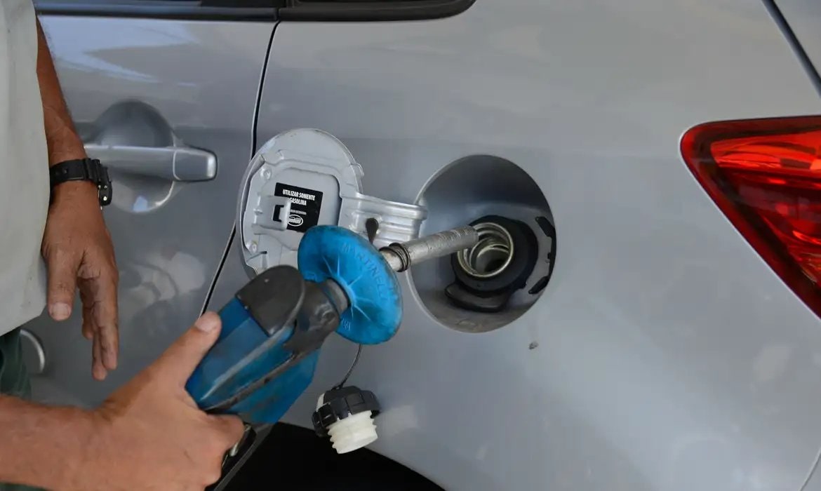 Motorista abastece veículo em posto de combustível de Lajeado, onde foi cobrado por quantidade superior à capacidade do tanque.