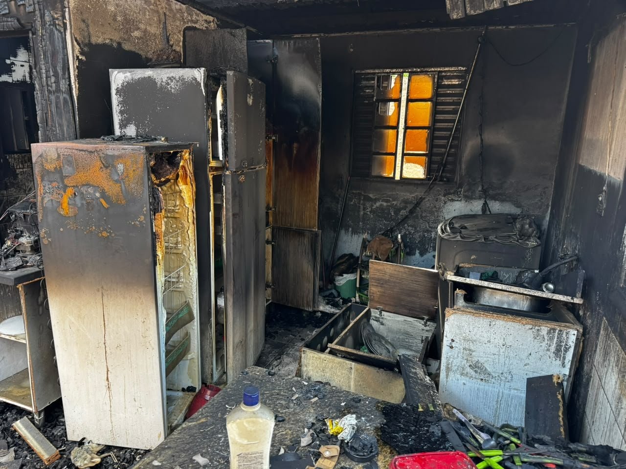 Cômodo destruído pelo incêndio que atingiu casa em Lajeado deixa móveis carbonizados e objetos espalhados pelo chão.
