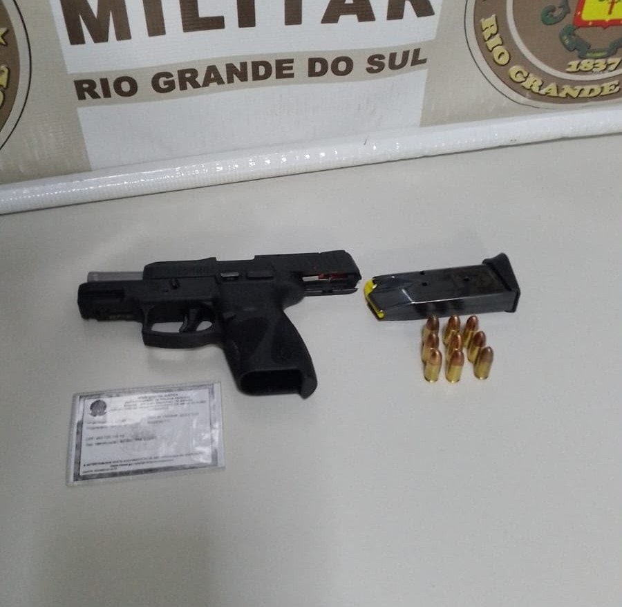 Arma de fogo e munição apreendidas pela Brigada Militar durante operação em Marques de Souza.