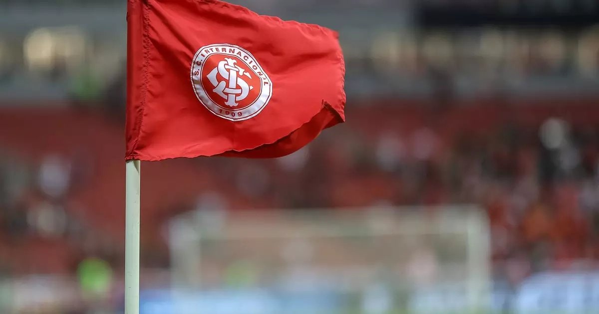 Bandeira de escanteio do Internacional hasteada no estádio durante partida do Campeonato Brasileiro.