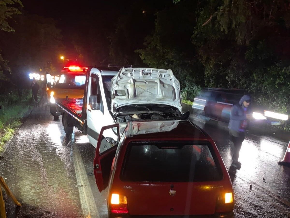 Veículos envolvidos em colisão na ERS-115 recebem atendimento de equipes de resgate durante a noite em Três Coroas.