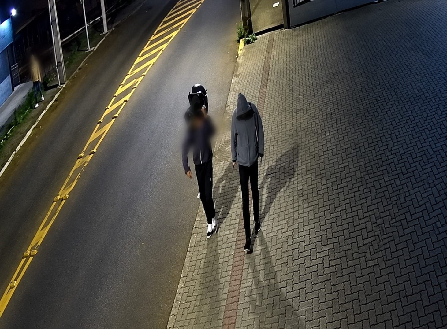 Dois suspeitos circulam pelas ruas durante a madrugada em Lajeado, conforme registrado por câmera de monitoramento.