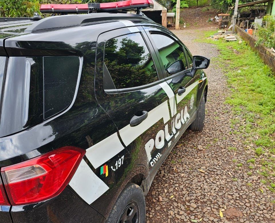 Viatura da Polícia Civil estacionada durante operação de busca e apreensão no município de Venâncio Aires.