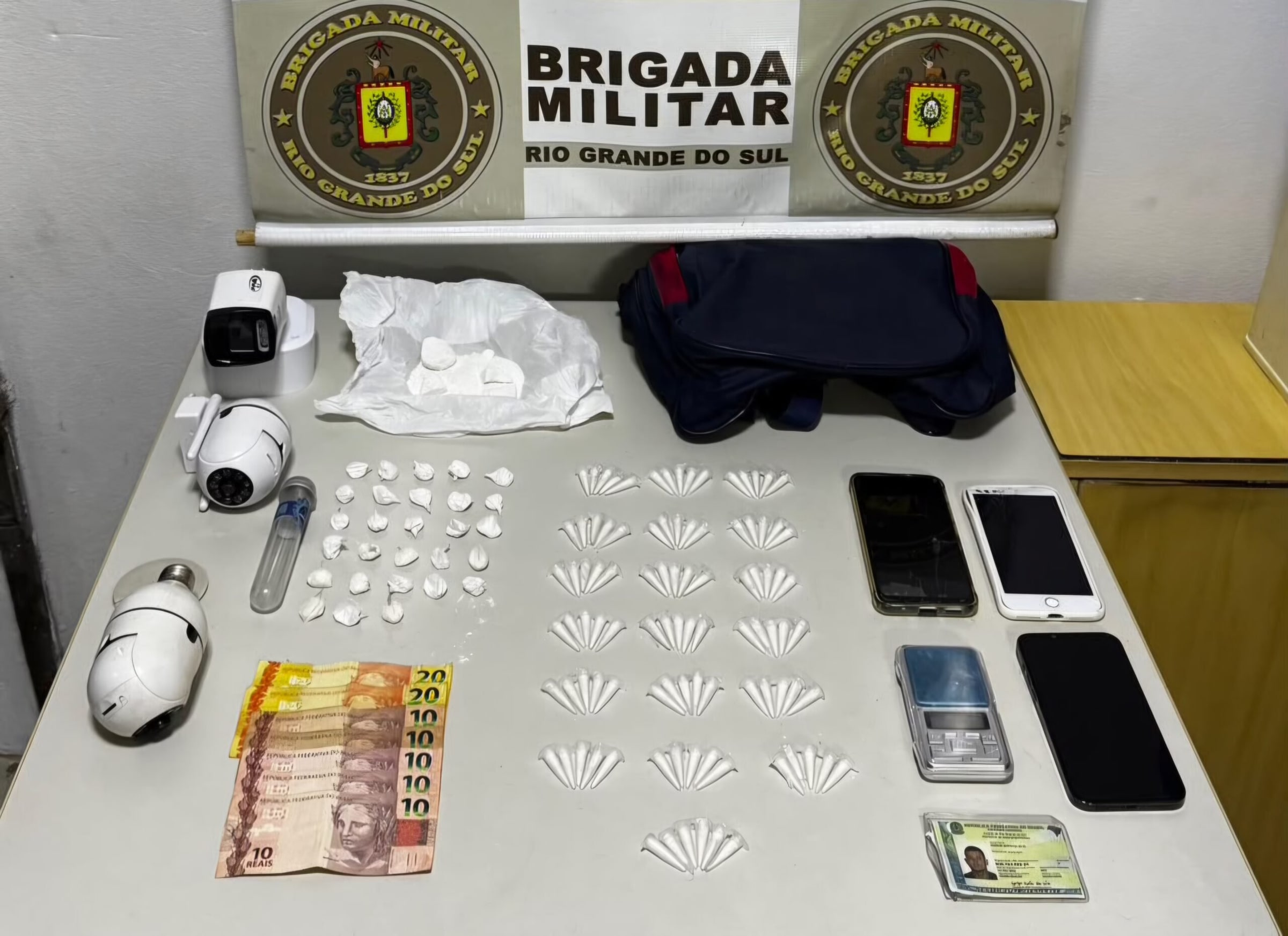 Brigada Militar apreende drogas, celulares e dinheiro em operação no bairro Prado.