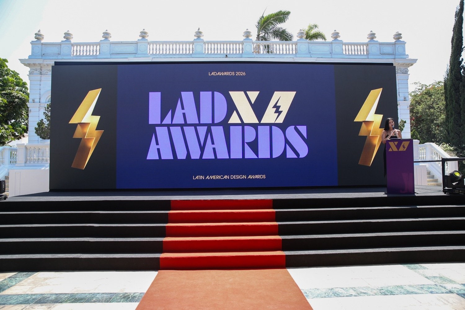 Palco do Latin American Design Awards 2026 exibe o nome da premiação em Lima, Peru, onde Marina Sartori Becker venceu categoria Estudante.