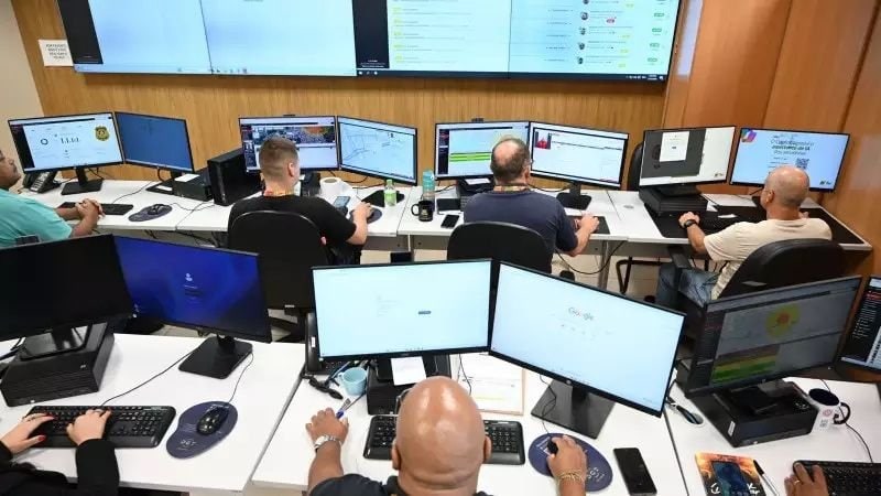 Equipe monitora ocorrências eleitorais em central de operações durante votação