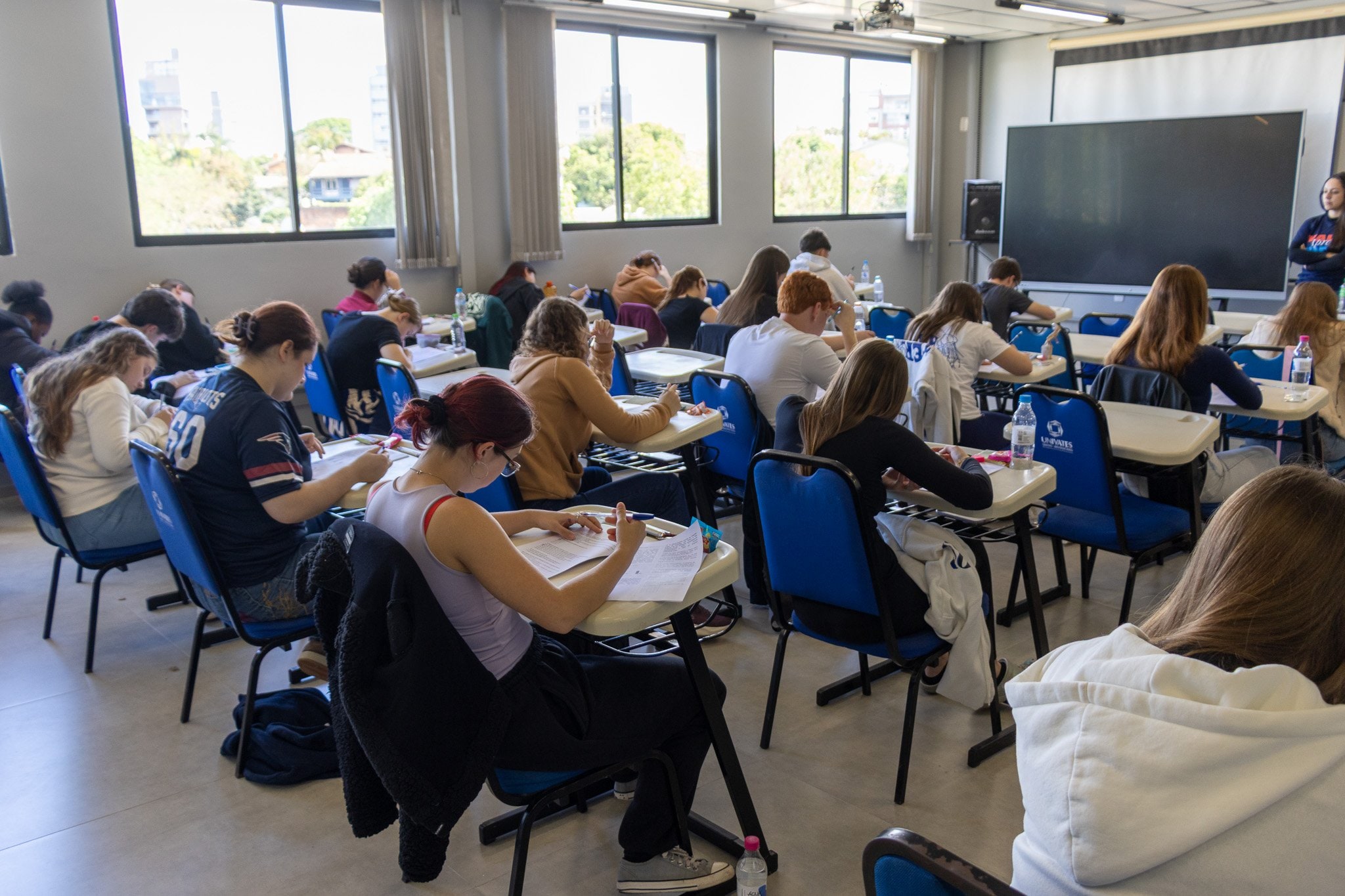 Candidatos realizam prova do Vestibular 2027 da Univates em sala de aula com carteiras individuais e supervisão.
