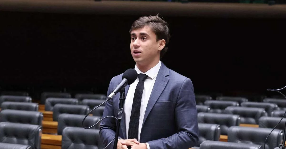 Deputado federal Nikolas Ferreira fala ao microfone durante sessão na Câmara dos Deputados.