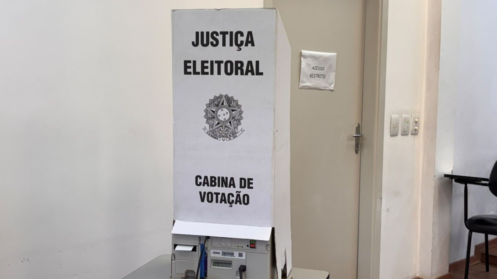 Cabina de votação da Justiça Eleitoral utilizada durante o segundo turno das eleições no Rio Grande do Sul.
