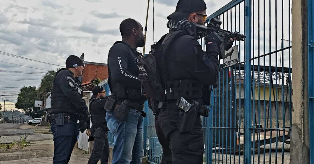 Policiais da Civil realizam prisão durante operação contra quadrilha de furto e roubo de veículos no Rio Grande do Sul.